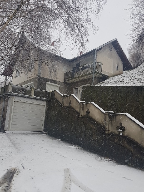 Prodajem kucu u Starim Banovcima 1