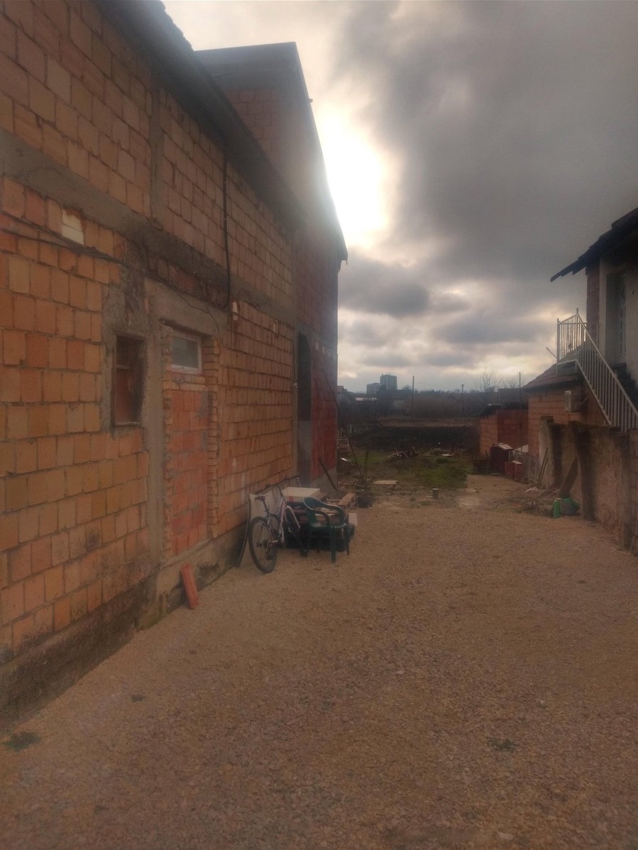 Prodajem useljivu nedovrsenu kucu sa 10 ari placa 3