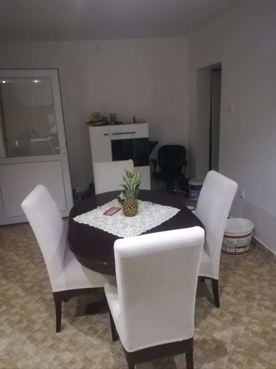 Prodajem useljivu nedovrsenu kucu sa 10 ari placa 4