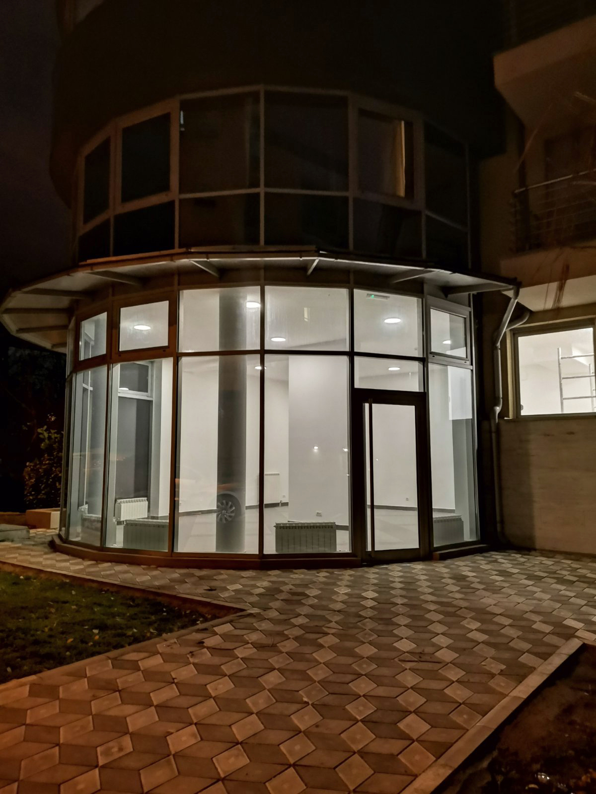 Izdaje se lux lokal 84m2 8