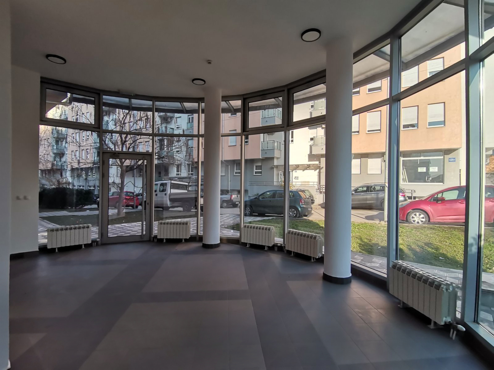 Izdaje se lux lokal 84m2 5