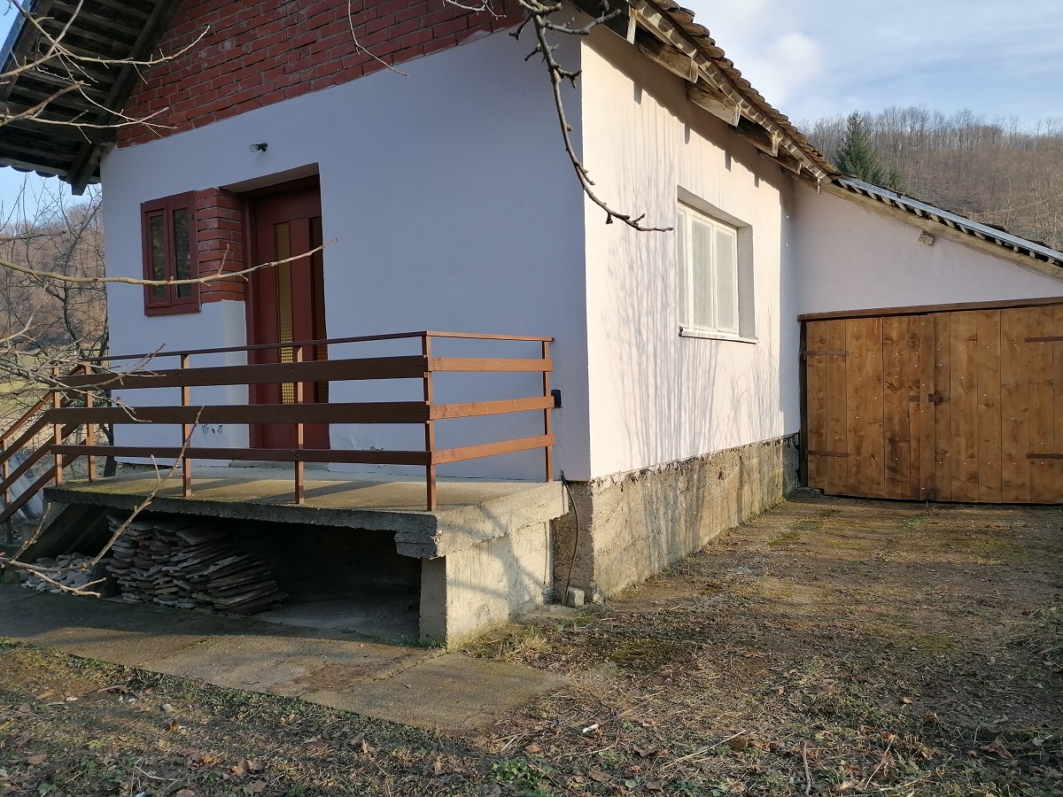 Prodajem vikend kucu i 20 ari placa 2