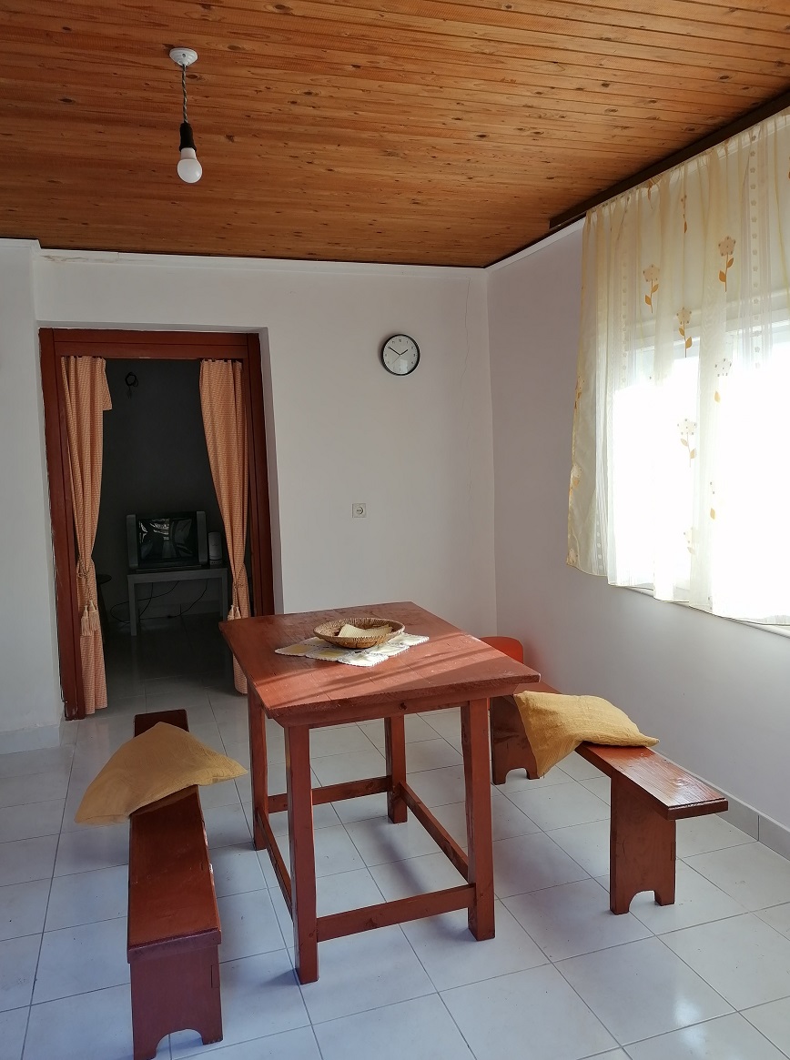 Prodajem vikend kucu i 20 ari placa 5