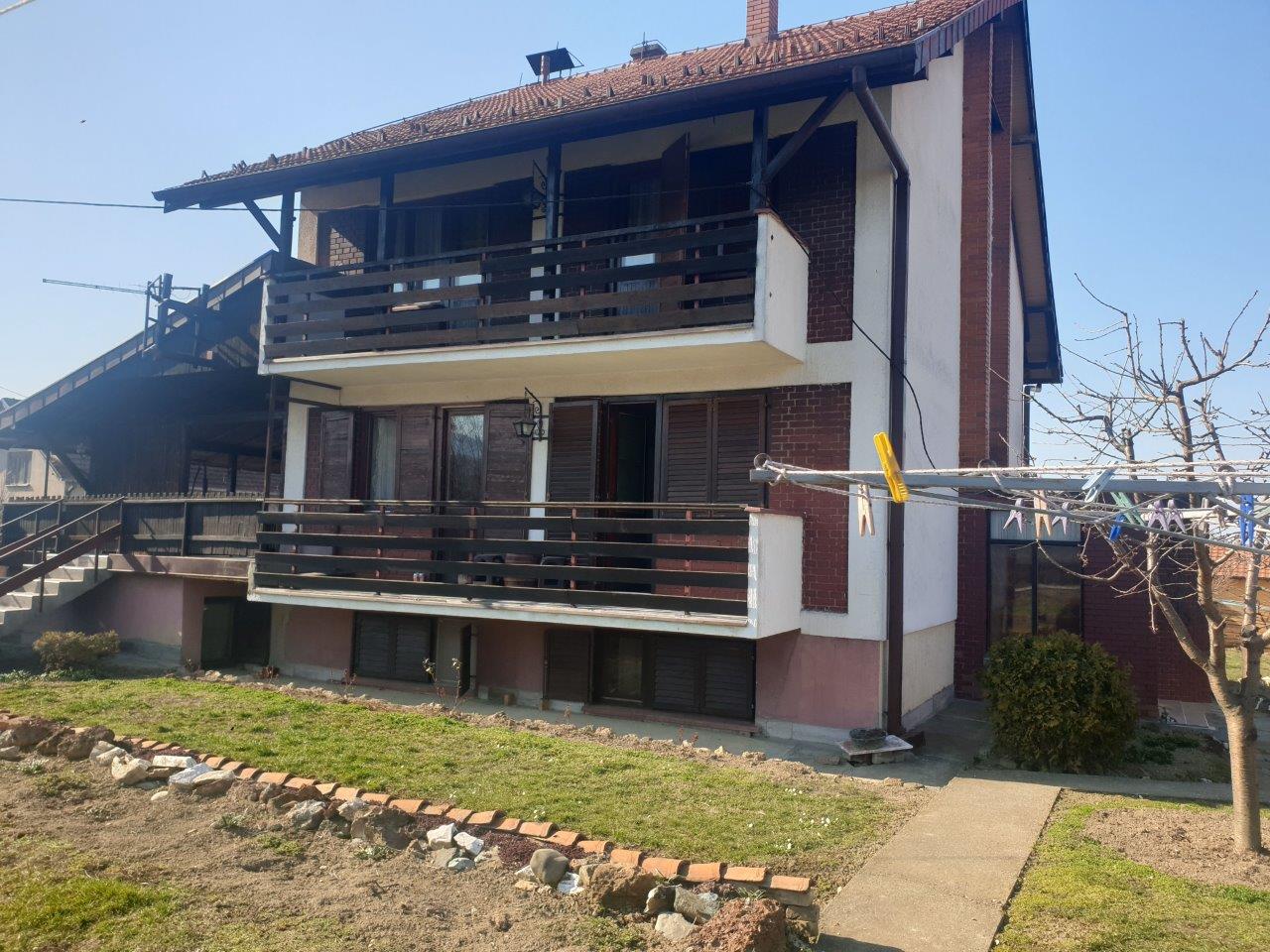 Prodaje se spratna porodična kuća u centru  Vrnjačke Banje  naselje Raj 5