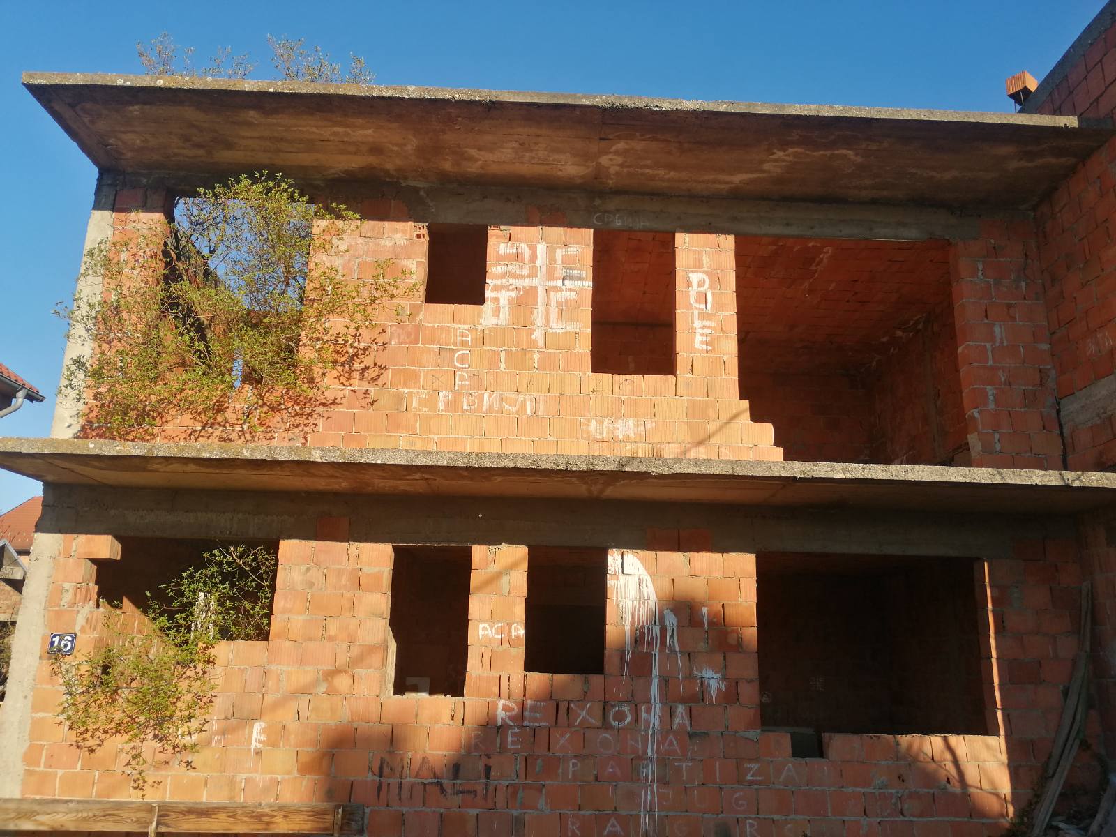 Prodajem nedovrsenu kucu u Lestanima 3