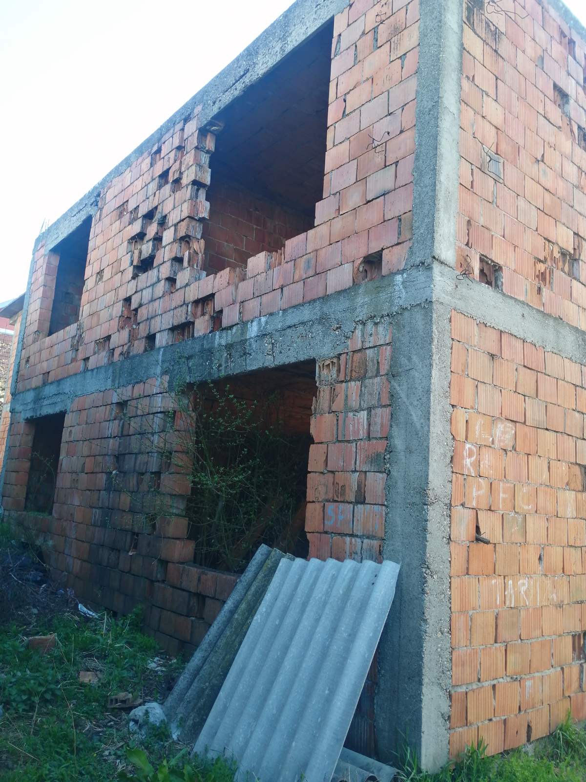 Prodajem nedovrsenu kucu u Lestanima 4