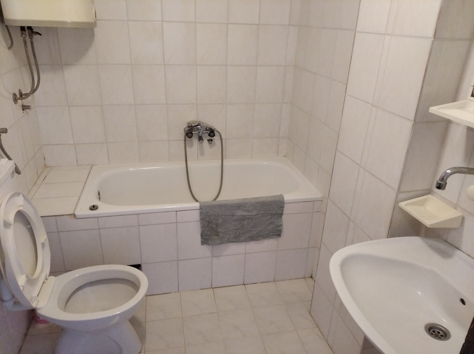 Izdajem nenamešten prazan stan 5