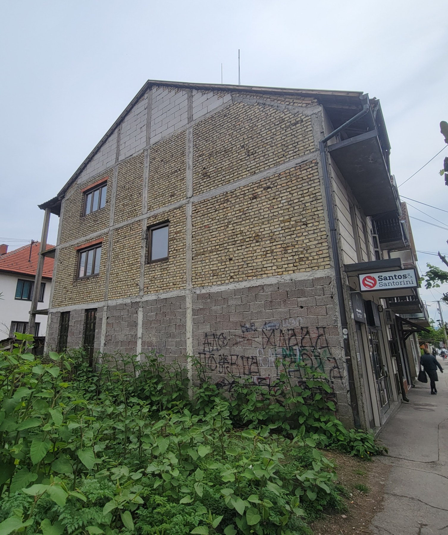 Prodajem kucu sa lokalom u centru Pozege 2