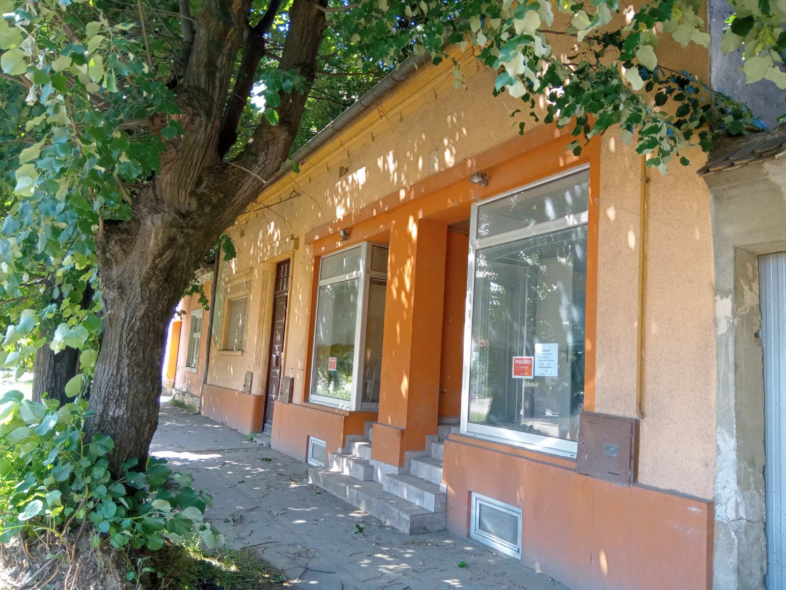 Prodajem kucu sa 2 lokala u Pancevu 1