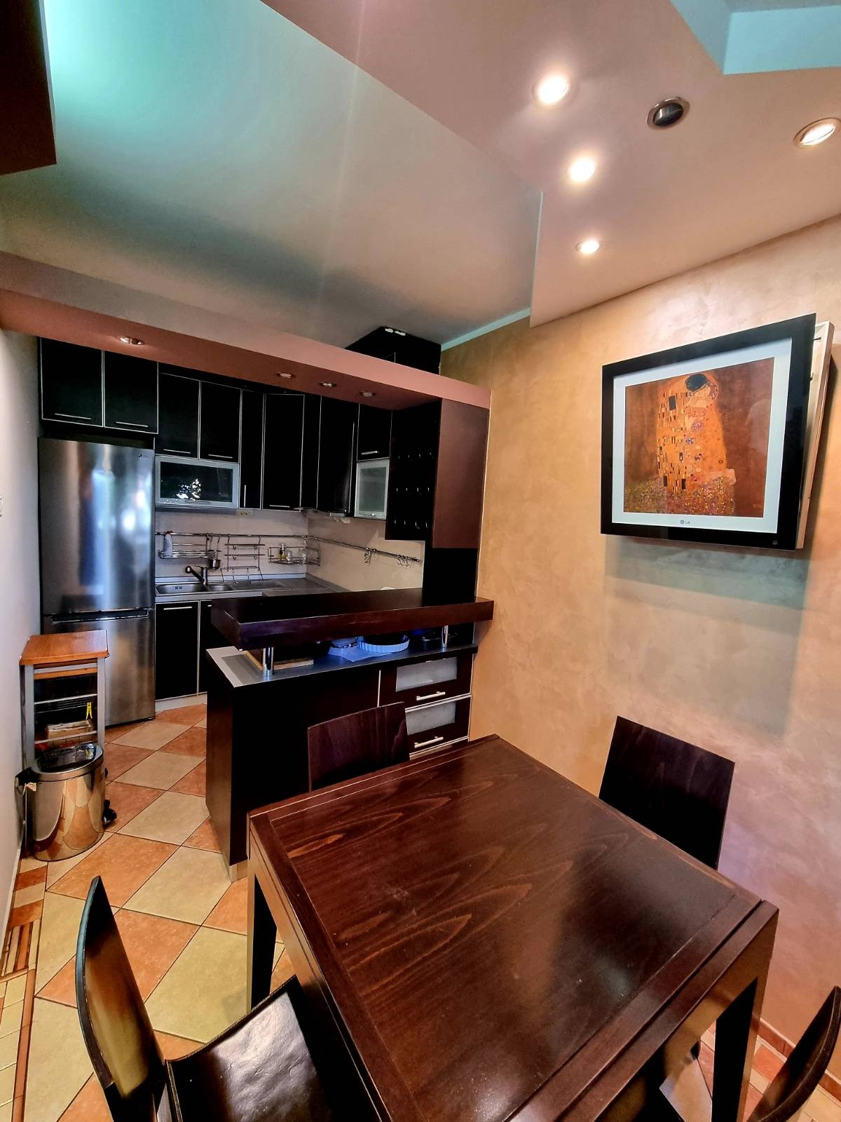 Stan 50m2  100m od Hrama  parking u dvoristu zgrade 5