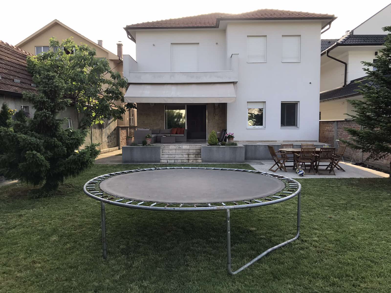 Izdajem kucu u Zemunu  Novi Grad  1