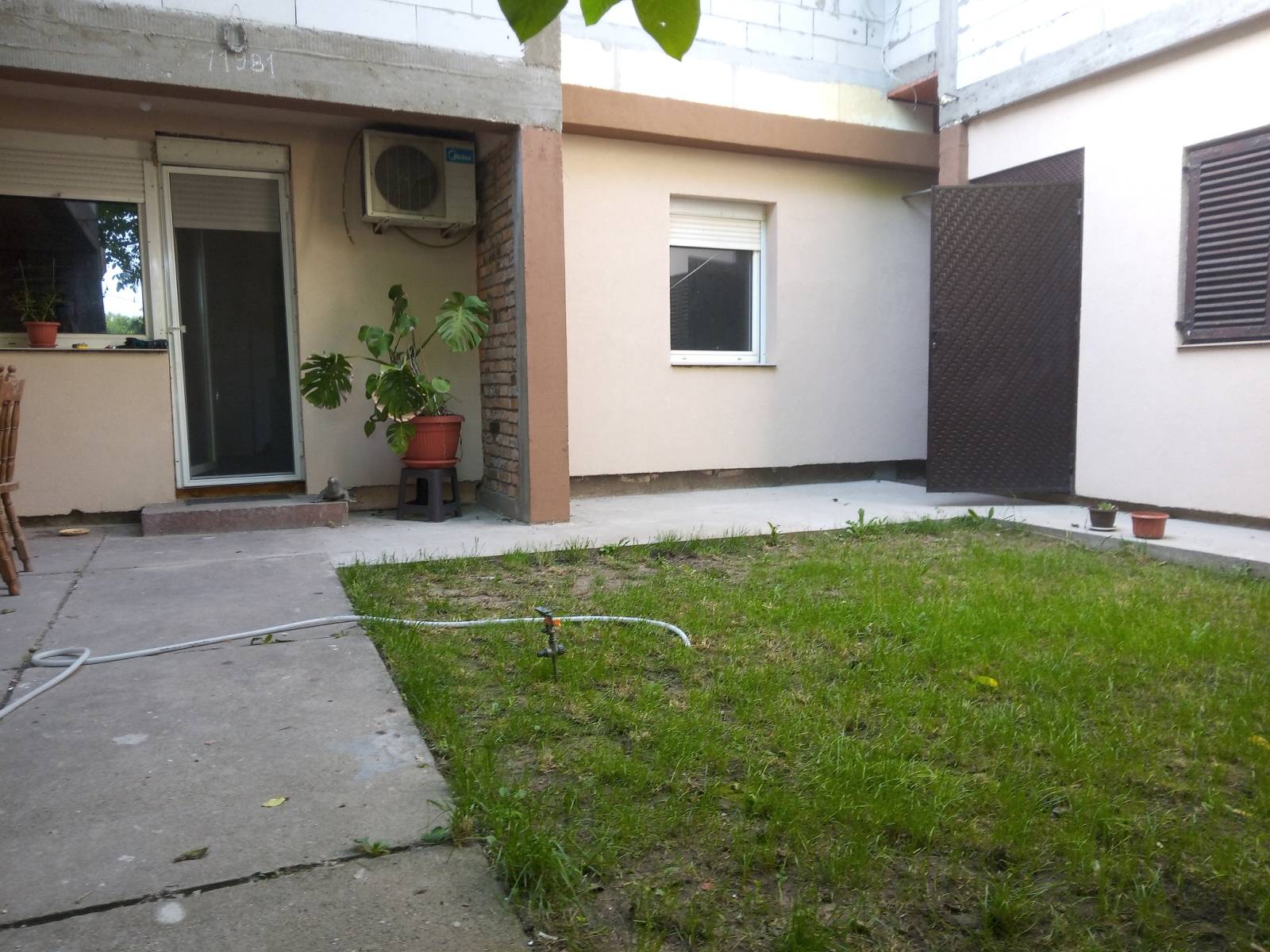 Petosoban stan u prizemlju sa dvoristem i garazom 2