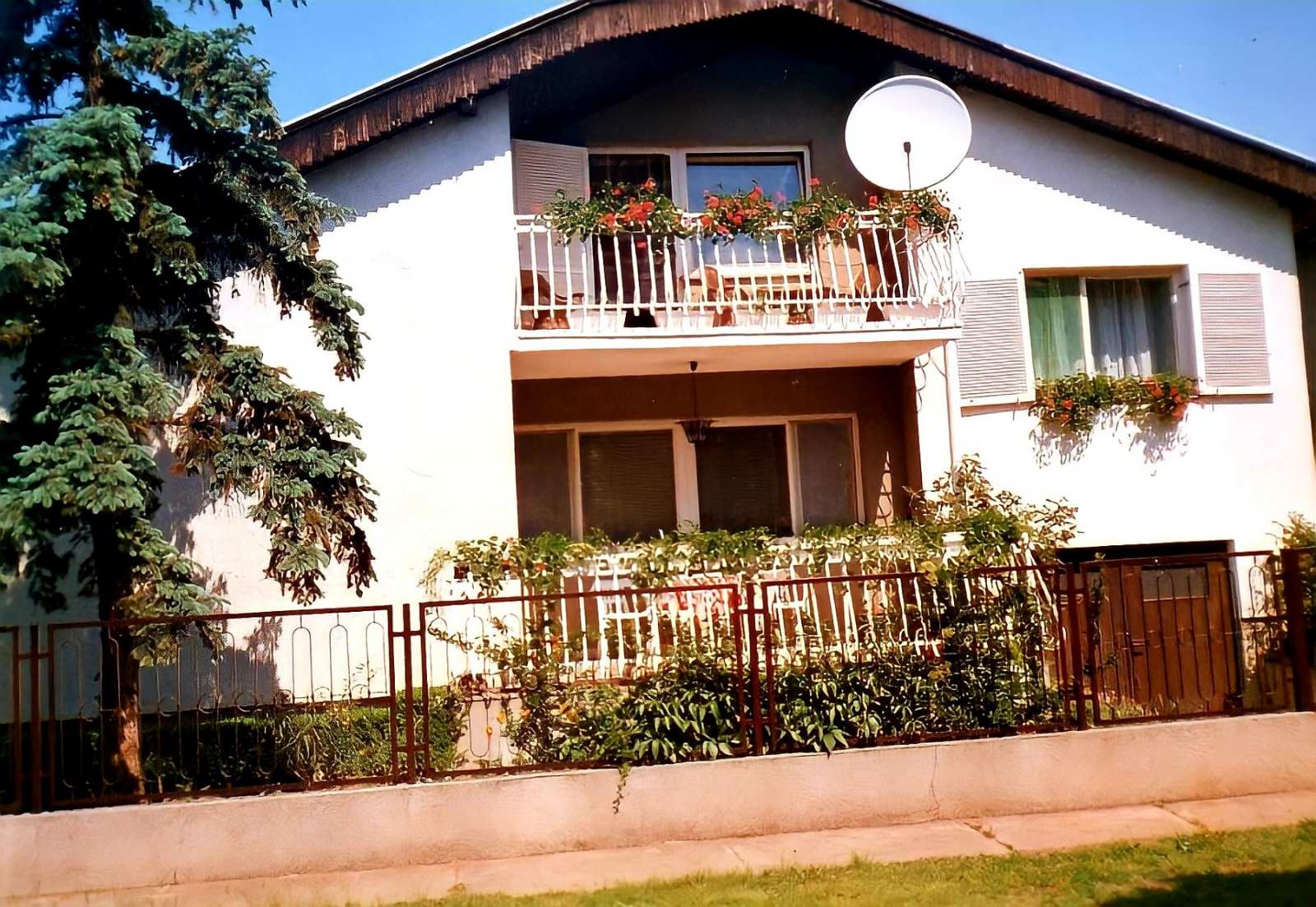 Prodajem porodicnu kucu na Palicu 1