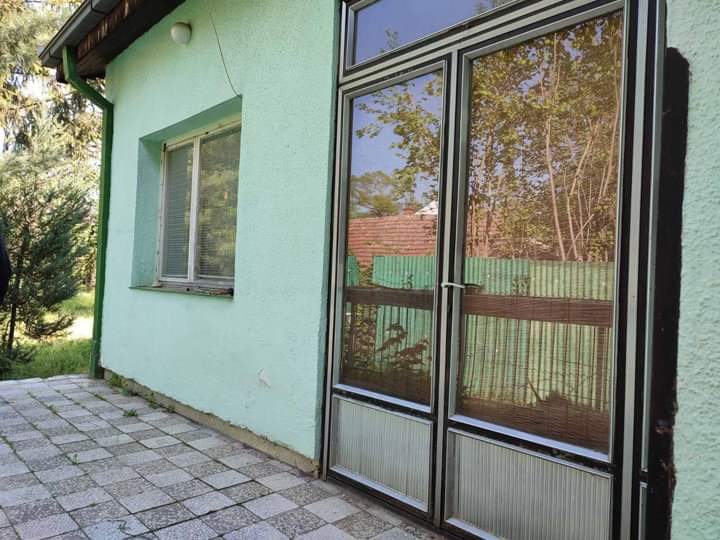 Prodajem porodicnu kucu na Palicu 3