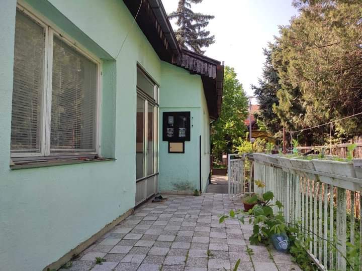 Prodajem porodicnu kucu na Palicu 5