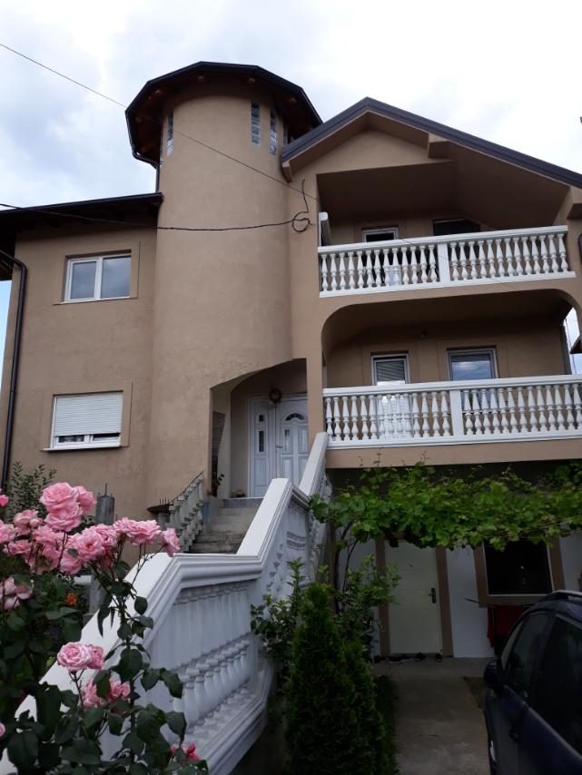 Kuća podeljena na stanove na prodaju 1