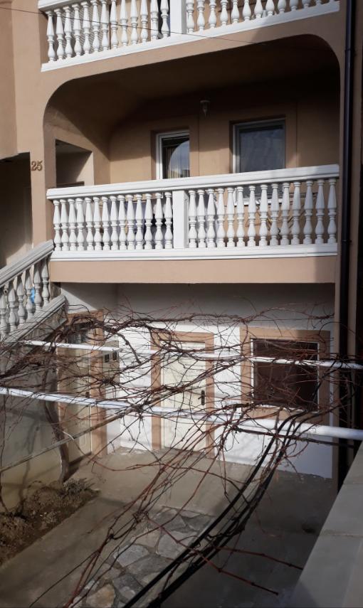 Kuća podeljena na stanove na prodaju 2