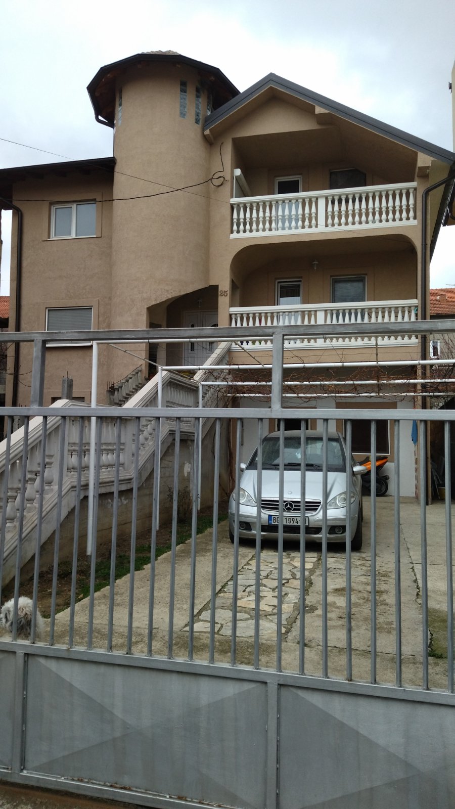 Kuća podeljena na stanove na prodaju 3