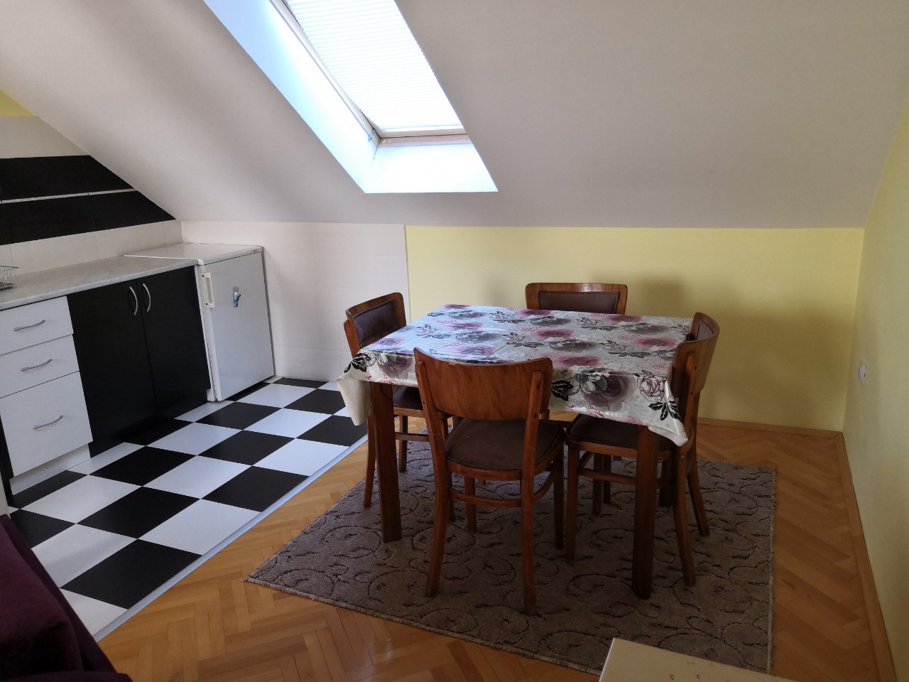 Izdajem jednoiposoban stan u centru Niša 2