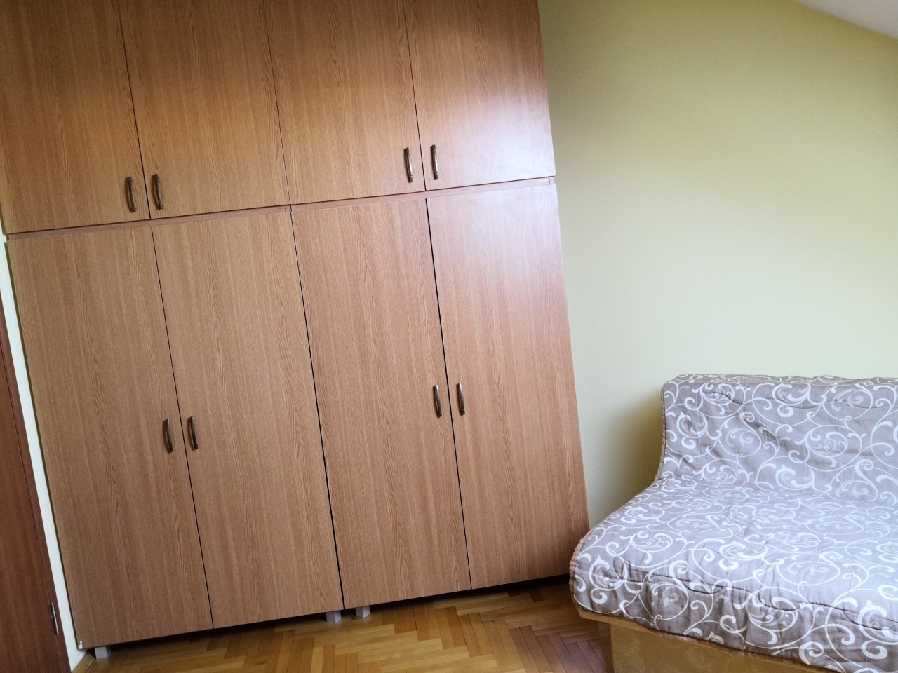 Izdajem jednoiposoban stan u centru Niša 5