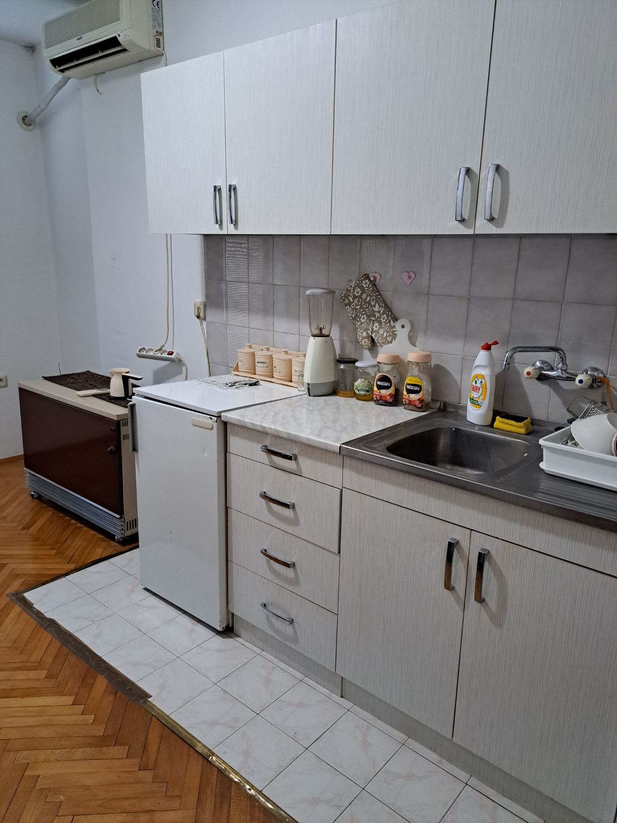 Izdajem namešten dvosoban stan 3