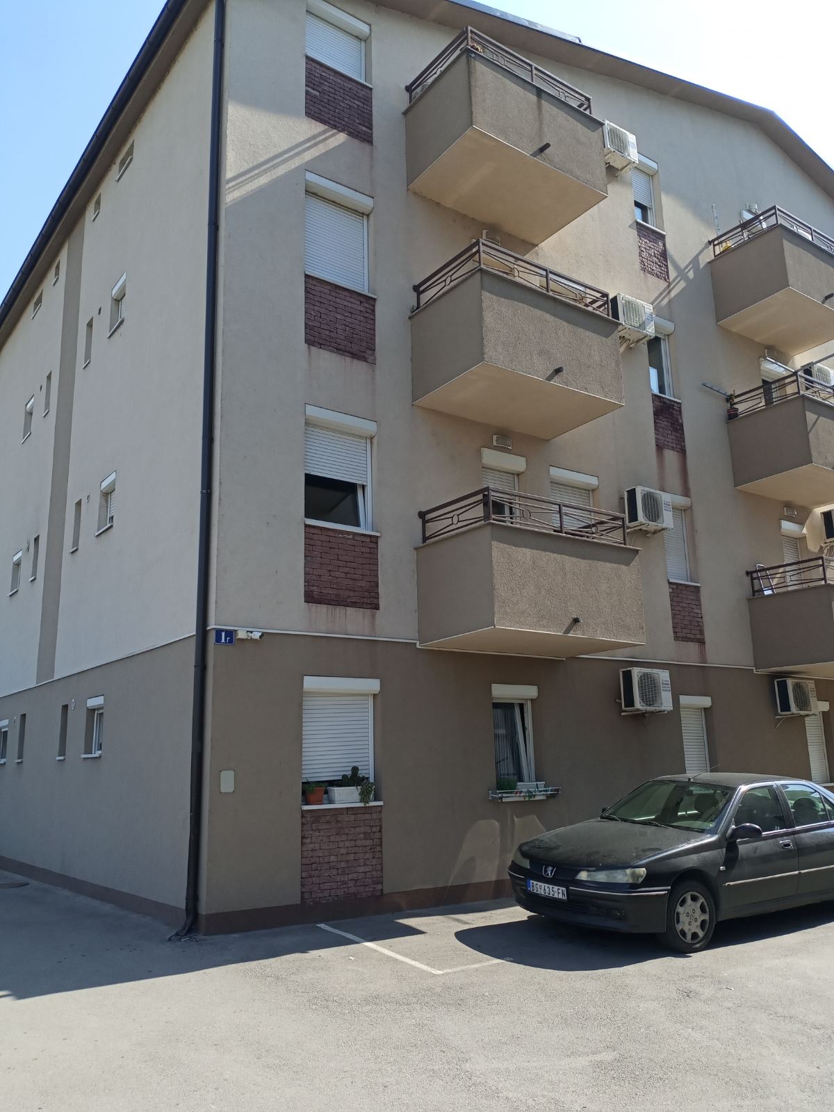 Prodajem odličan stan u Kaludjerici 2