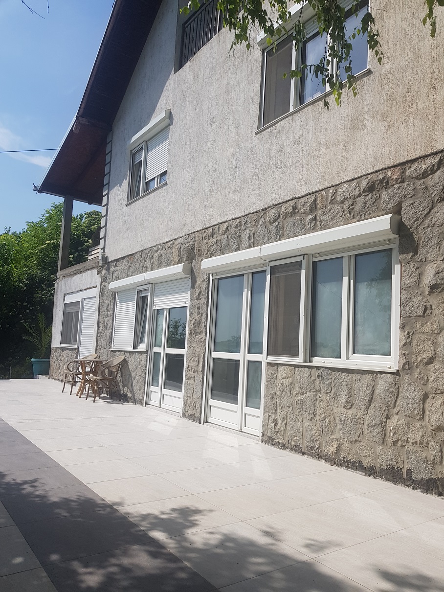 Prodajem kucu u Starim Banovcima 2