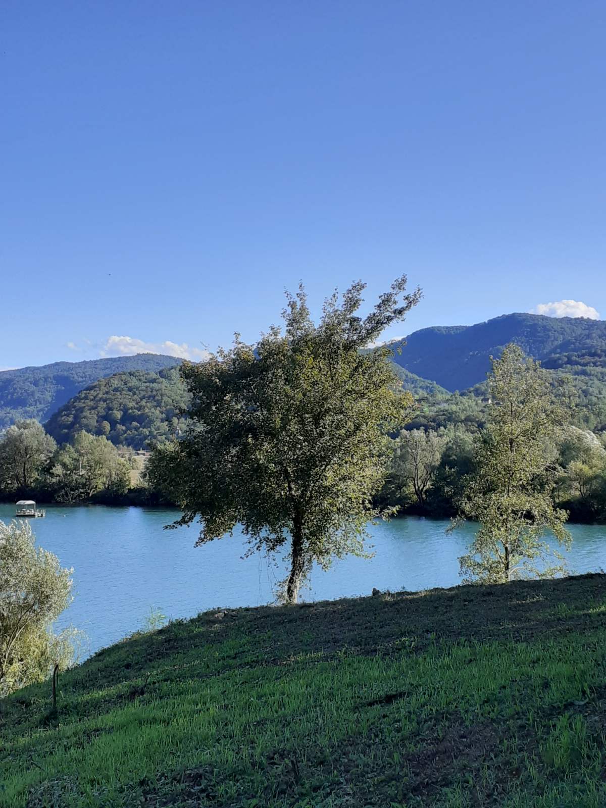 Prodajem plac pored Drine 2