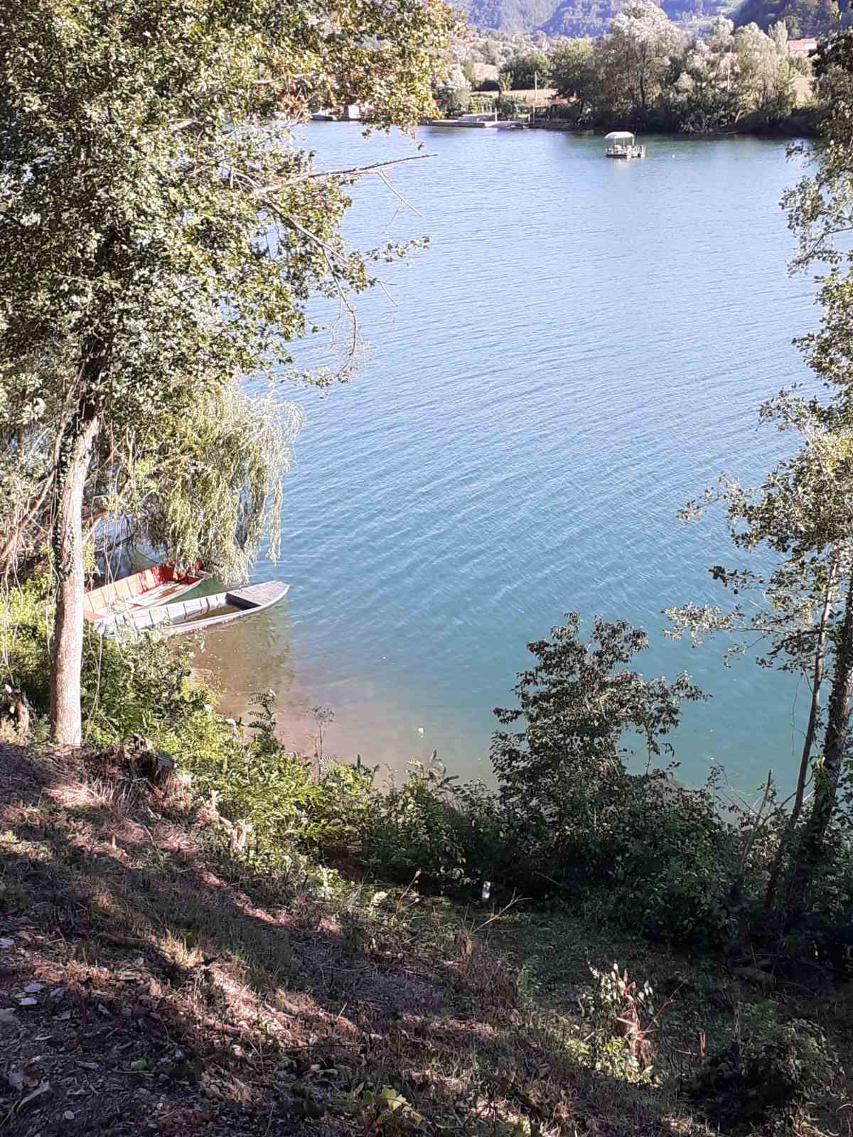 Prodajem plac pored Drine 3