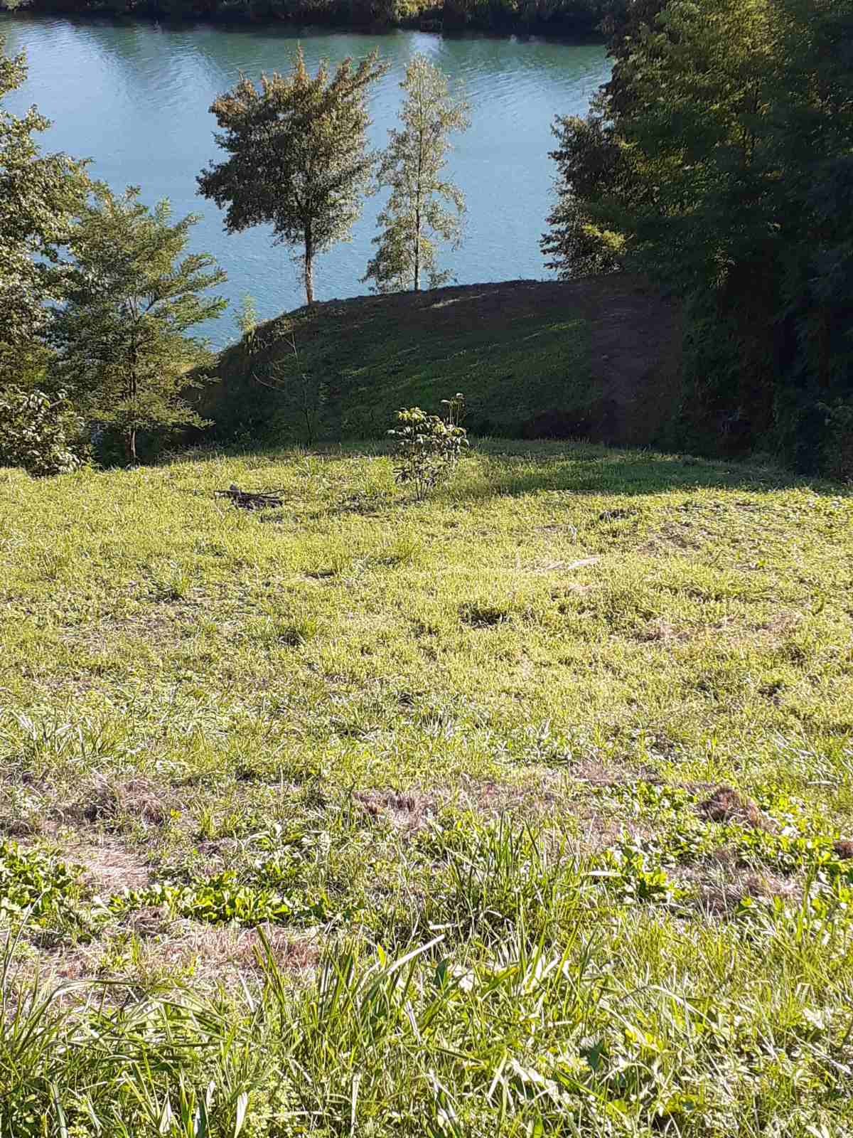 Prodajem plac pored Drine 1