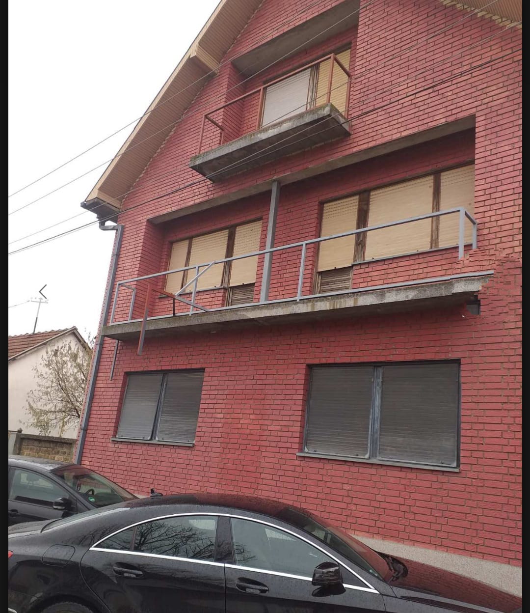 Spratna kuca sa poslovnim prostorom 1