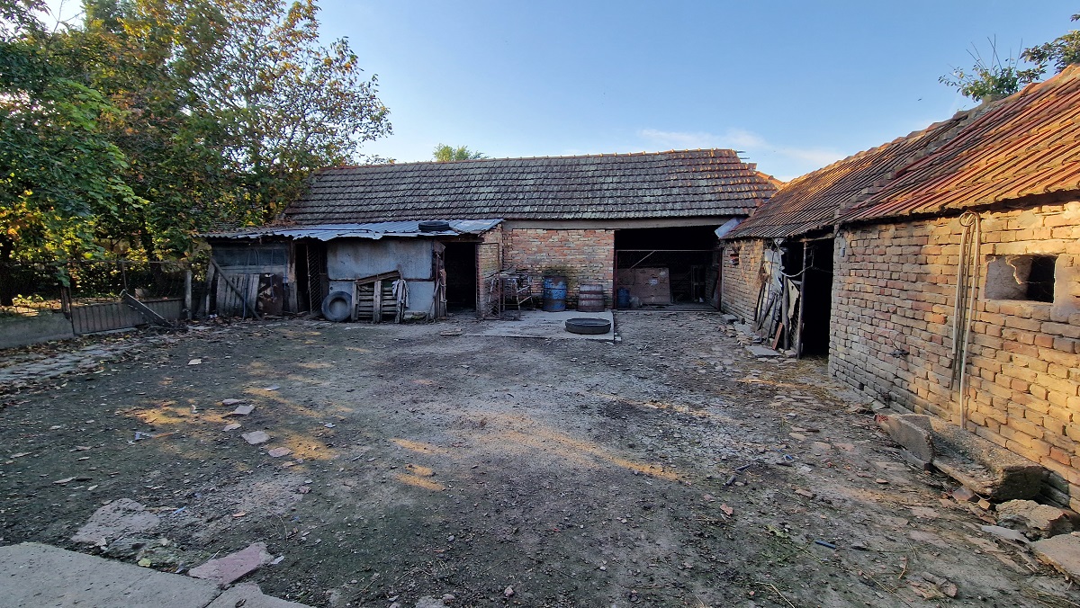 Prodajem kompletno seosko domacinstvo Sakule 4