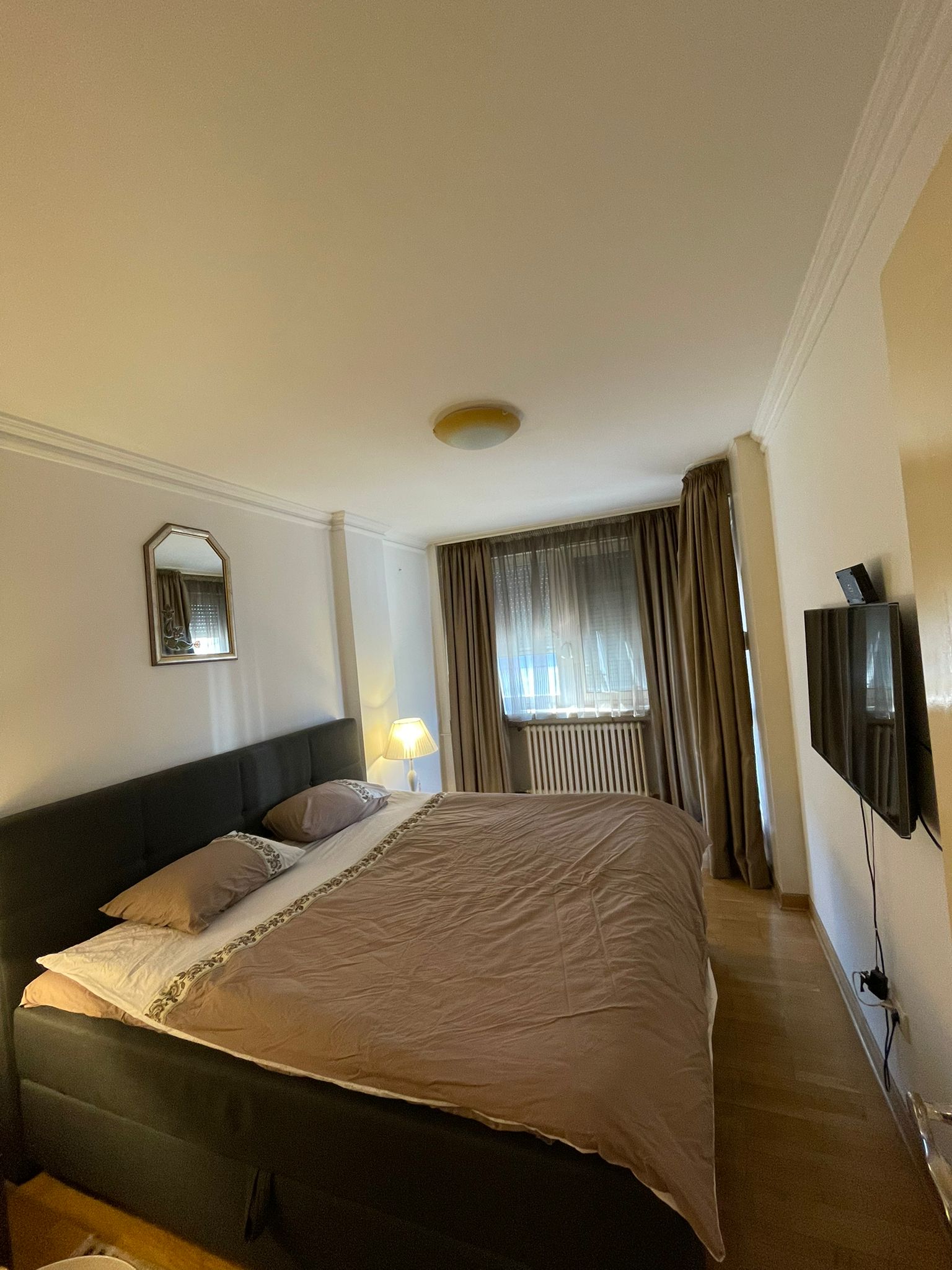 Izdajem LUX dvosoban stan na Vracaru 8