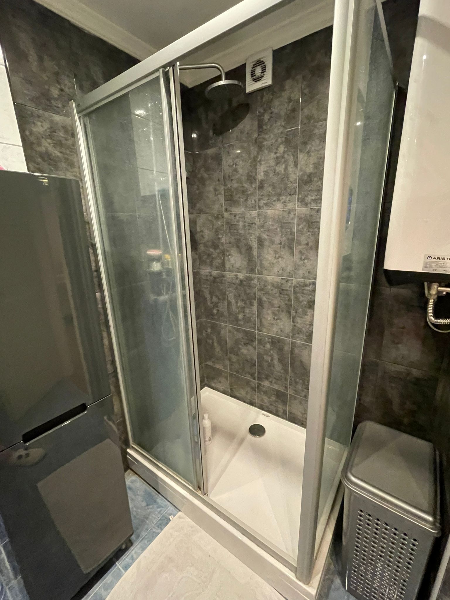 Izdajem LUX dvosoban stan na Vracaru 7