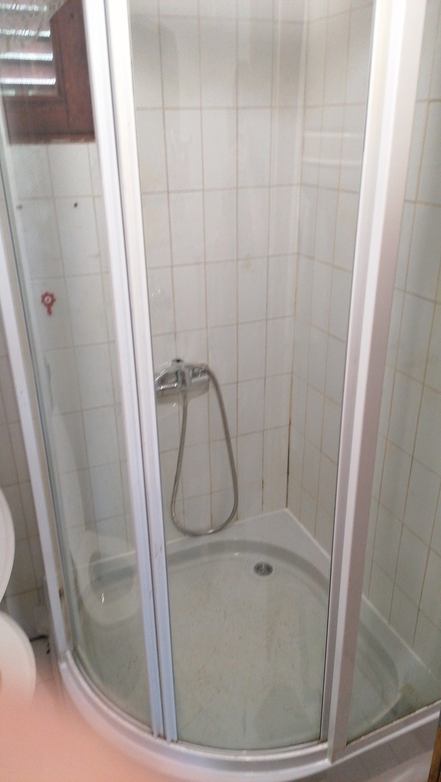 Izdaje se vikendica na Srebrnom jezeru 5