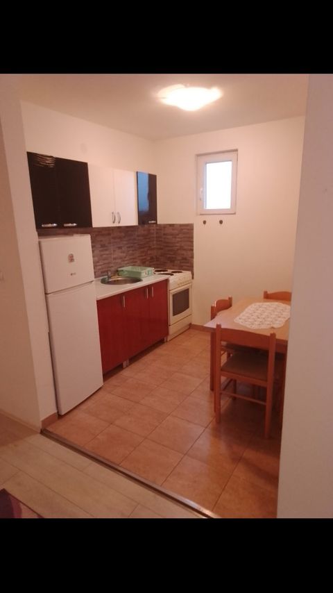 Izdajem kompletno namesten stan u Borci 2