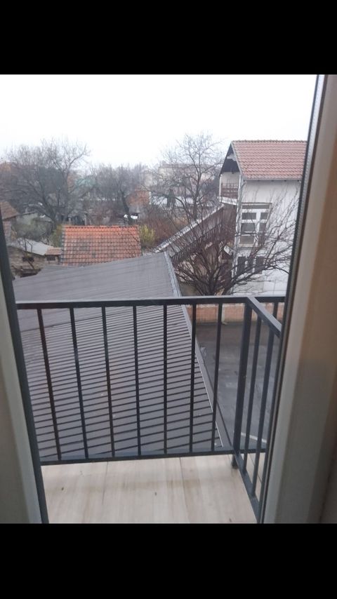 Izdajem kompletno namesten stan u Borci 4