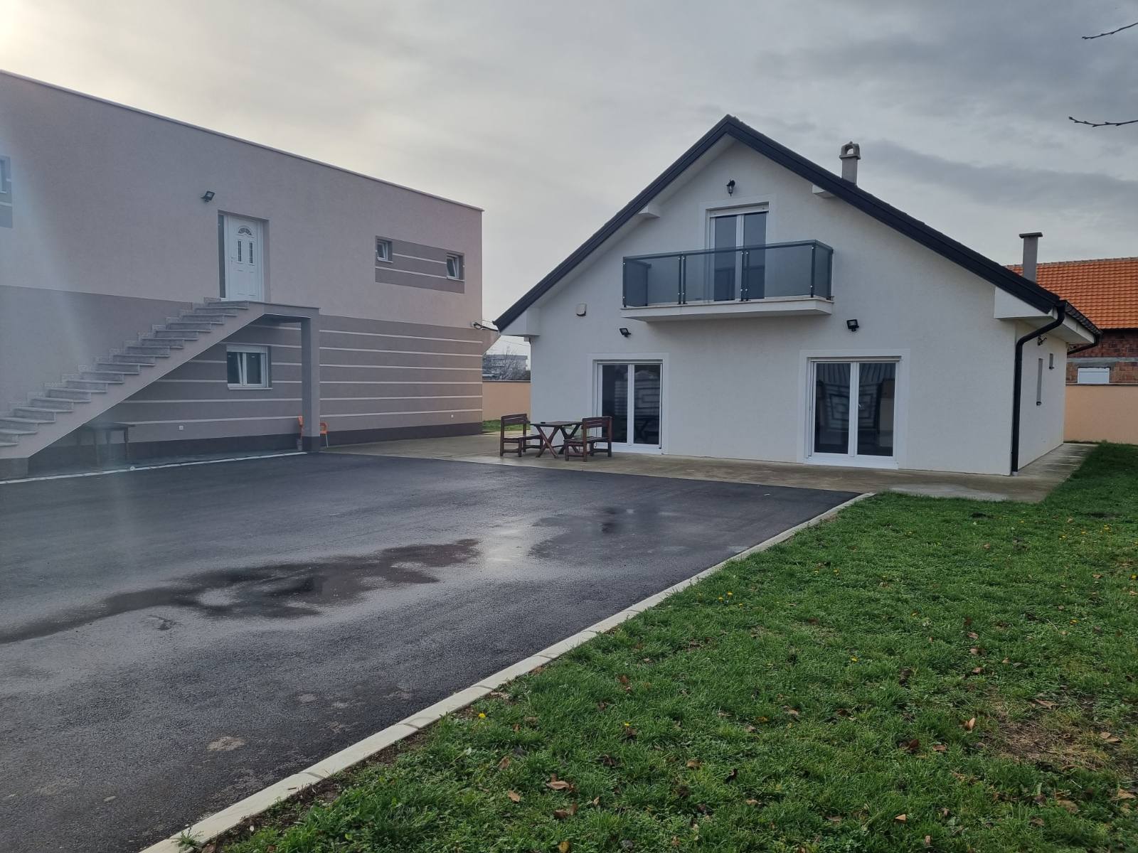 Izdaje se kuce sa poslovnim objektom 1