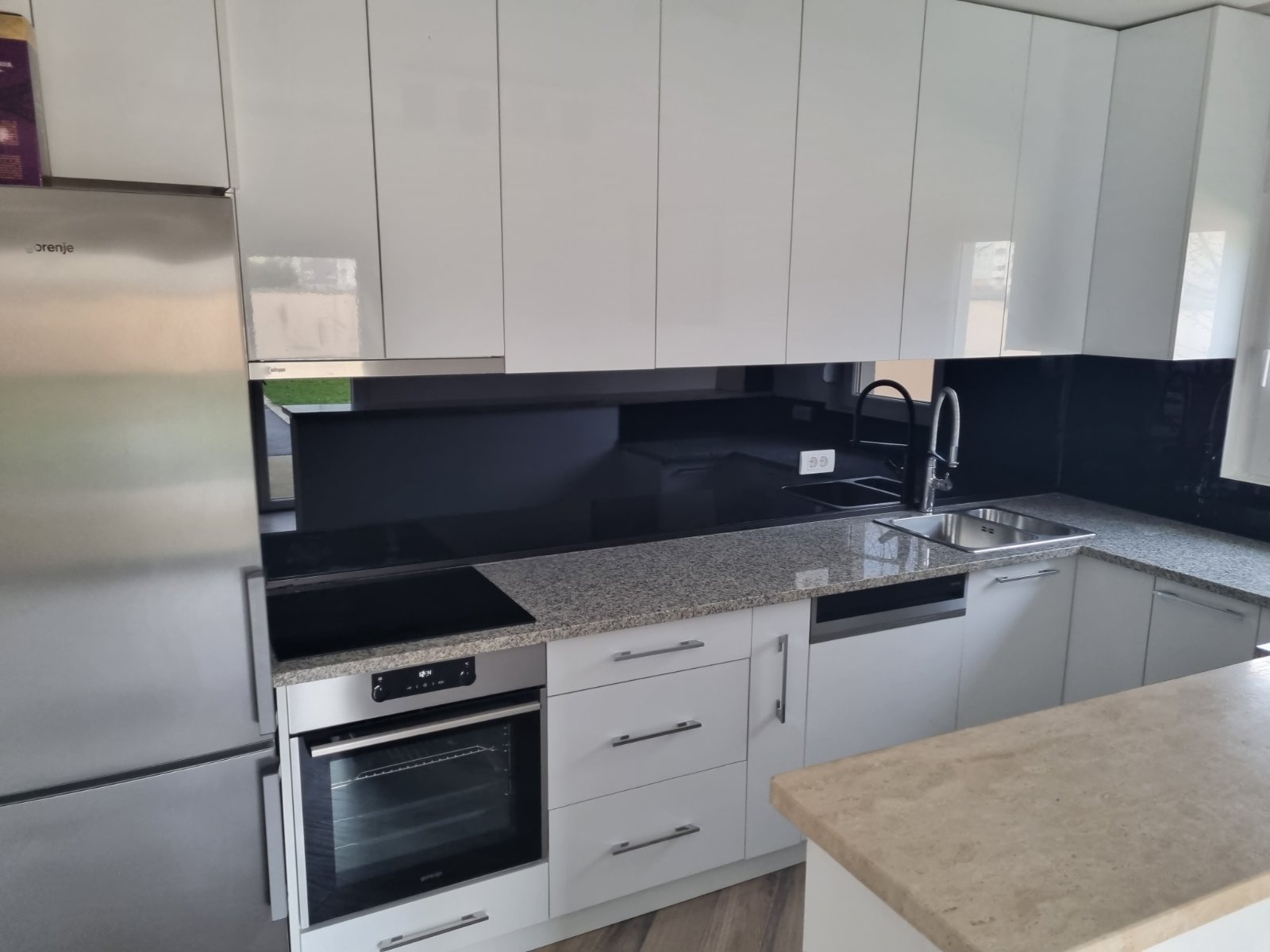 Izdaje se kuce sa poslovnim objektom 3