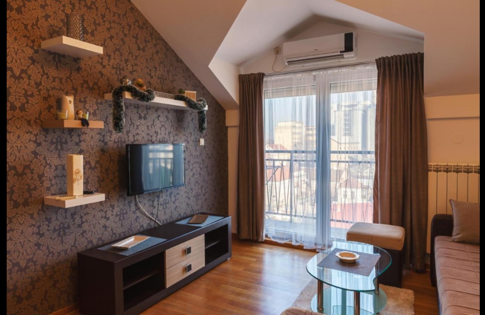 IZDAJEM STAN CENTAR 4