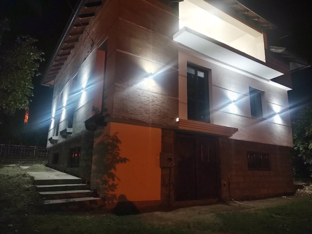 Porodicna kuca na atraktivnoj lokaciji pod Bukuljom 5