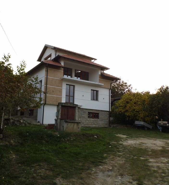 Porodicna kuca na atraktivnoj lokaciji pod Bukuljom 2