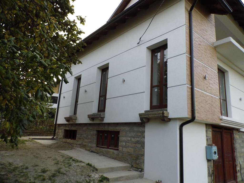 Porodicna kuca na atraktivnoj lokaciji pod Bukuljom 3