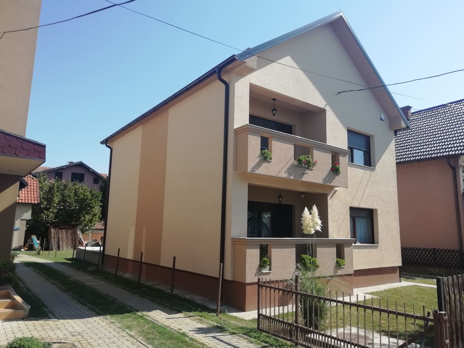 Prodaja kompeletno renovirane kuce sa namestajem 1