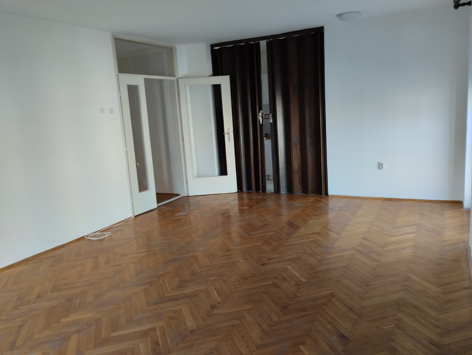 Dvosoban  prazan stan 7