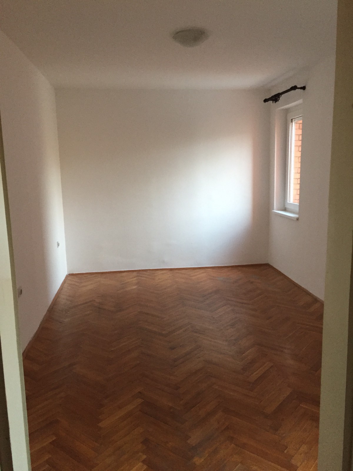 Dvosoban  prazan stan 3