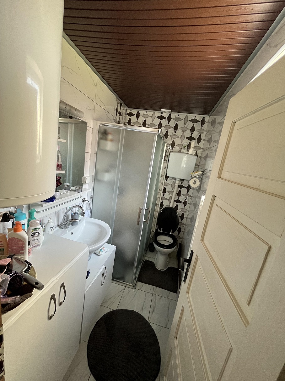 Prodajem kucu Raca 4