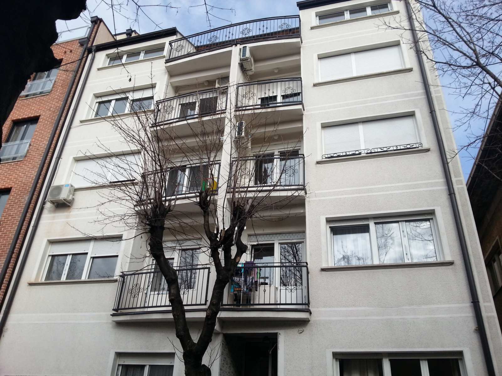 Izdajem dvosoban namešten stan na Vračaru  na duže 2