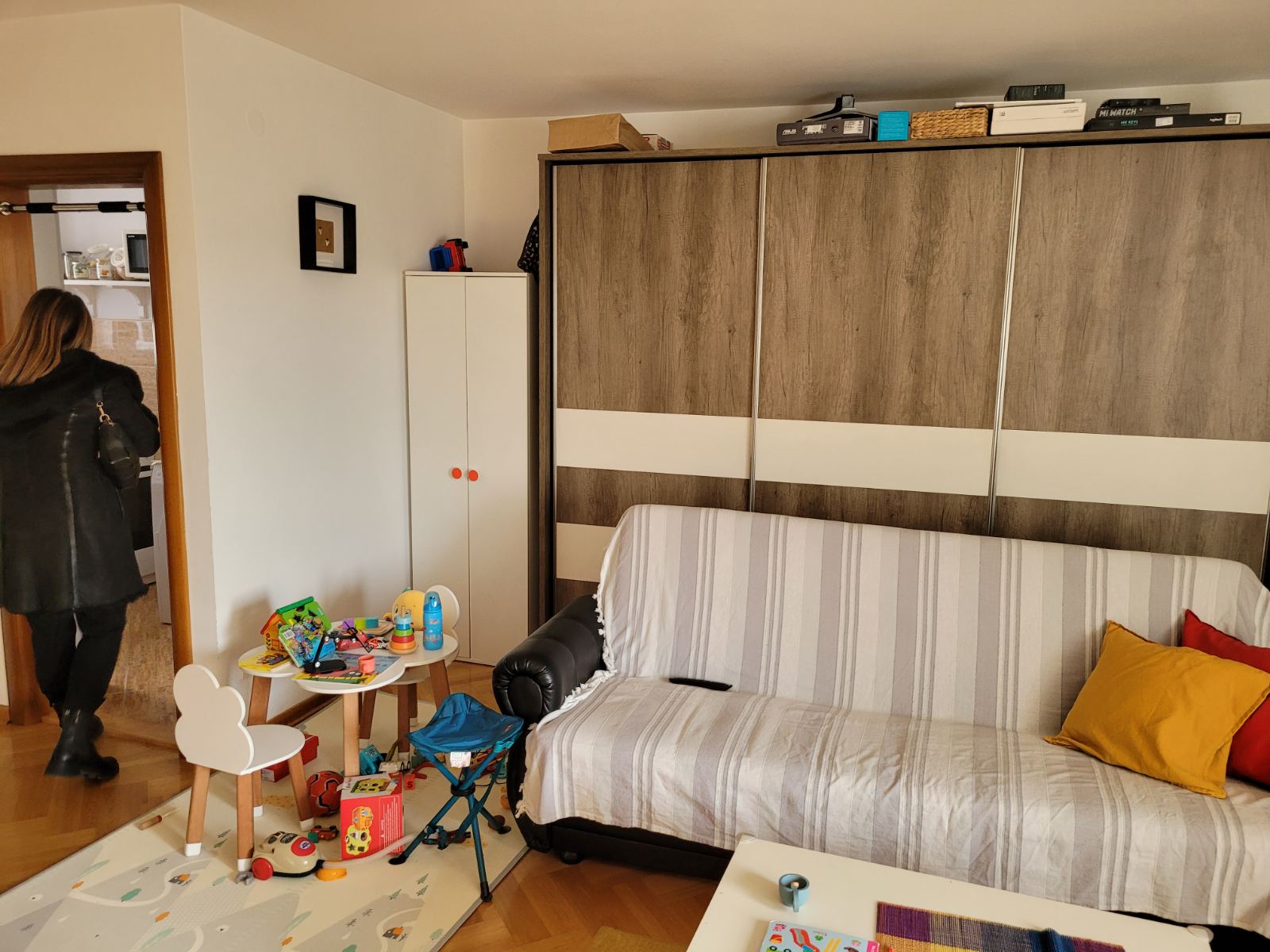 Izdajem dvosoban namešten stan na Vračaru  na duže 3