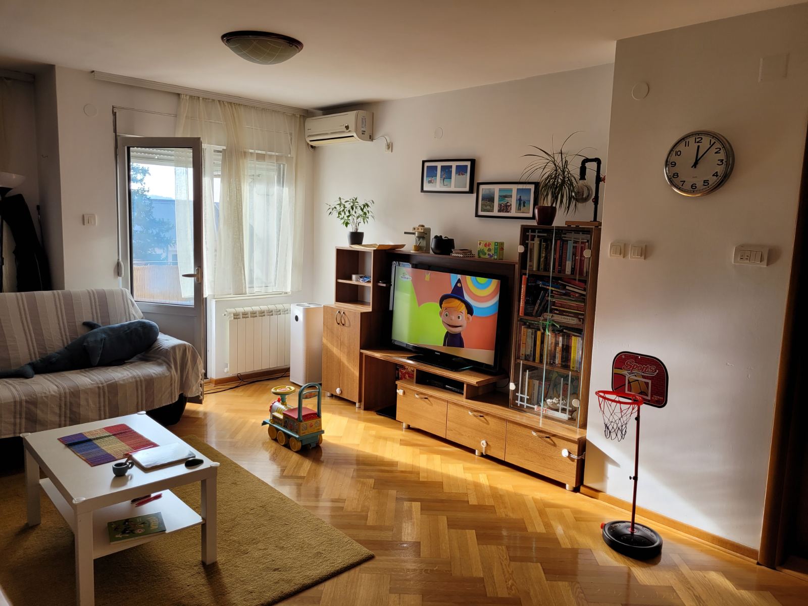 Izdajem dvosoban namešten stan na Vračaru  na duže 1